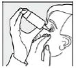 Disegno in bianco e nero di una persona che tiene un flacone inclinato per instillare gocce oculari nell'occhio aperto con l'altra mano