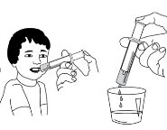 Disegno in bianco e nero di un bambino che assume un farmaco con una siringa senza ago e una mano che ne versa il contenuto in un bicchiere