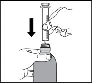Una mano tiene una siringa verticalmente e la inserisce con un movimento verso il basso nel flacone di medicinale per prelevare il contenuto