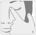 Disegno in bianco e nero che mostra una mano che preme con l'indice l'osso nasale tra gli occhi di una persona con gli occhi chiusi