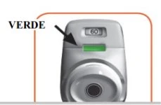 Dispositivo medico bianco con display digitale che segna 60 e una barra luminosa verde indicata da una freccia nera su sfondo bianco