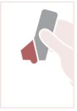 Una mano stilizzata tiene un dispositivo medico composto da una parte allungata grigia e una base rossa su sfondo bianco