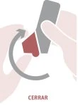 Due mani tengono un dispositivo medico con una freccia curva grigia che indica il movimento di rotazione per chiudere il dispositivo