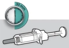 Orologio analogico che indica un intervallo di 30 minuti accanto a una siringa medica bianca su sfondo grigio e bianco