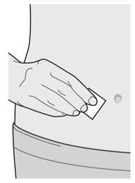 Una mano tiene un piccolo cerchio bianco e lo avvicina all'occhio