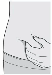 Una mano pizzica la pelle dell'addome