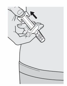 Una mano impugna una penna iniettore per applicarla sulla pelle dell'addome