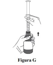 Due mani che estraggono il liquido da un flacone utilizzando una siringa con una freccia nera rivolta verso l'alto