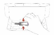 Una mano inserisce una penna iniettiva all'