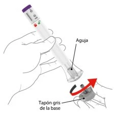 Una mano impugna un dispositivo medico trasparente con etichette e una freccia rossa indica la rotazione del tappo grigio della base verso l'