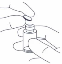 Due mani che rimuovono il tappo di gomma da un piccolo flaconcino di vetro per la preparazione del farmaco