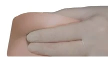 Una mano con guanto bianco preme delicatamente con le dita sulla pelle del fianco o dell