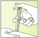 Una mano tiene verticalmente un dispositivo medico a penna appoggiandolo sulla pelle mentre l'ago si inserisce