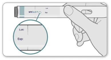 Деталь руки, держащей инъекционную ручку Myclic, с увеличением номера партии и даты окончания срока годности на устройстве