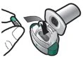 Illustrazione di una mano che impugna un dispositivo medico bianco e verde con un tappo rimovibile e una linguetta nera per l'uso
