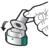 Una mano solleva e ruota verso il basso il cappuccio protettivo di un dispositivo medico cilindrico con base verde e indicatore luminoso