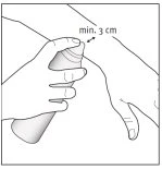 Una mano tiene un flacone spray rivolto verso un braccio mantenendo una distanza minima di 3 centimetri dalla pelle