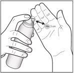 Due mani tengono un flacone spray e indicano una distanza minima di 3 cm tra l'