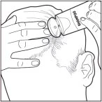 Disegno in bianco e nero di una persona che applica uno shampoo sul cuoio capelluto con le mani mentre tiene il flacone inclinato