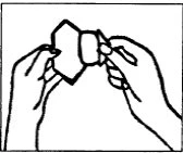 Due mani che tengono e aprono un contenitore o un involucro di plastica per estrarne il contenuto, in un disegno schematico in bianco e nero