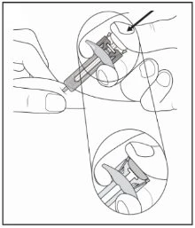 Technical drawing showing two hands holding a syringe, with an enlarged detail of the upper part and the injection mechanism