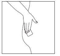 Disegno a linee nere di una mano che applica un piccolo cerotto rettangolare sulla parte superiore della coscia di una persona