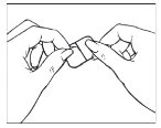 Due mani che tengono e aprono con cura una piccola confezione o un involucro di un dispositivo medico tramite le dita