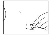 Una mano tiene un piccolo oggetto rettangolare e lo avvicina alla pelle del