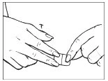 Due mani che tengono e manipolano un piccolo oggetto rettangolare bianco su uno sfondo neutro in un disegno lineare in bianco e nero