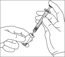 Due mani che tengono una siringa con ago per aspirare un liquido da un piccolo flacone di vetro con tappo in gomma
