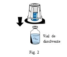 Diagramma che mostra un tappo con liquido blu che viene abbassato tramite una freccia nera su un flaconcino di solvente con etichetta