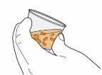Линейный рисунок двух рук, держащих прозрачный пластиковый пакет с несколькими оранжевыми таблетками