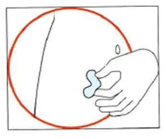 Una mano tiene un piccolo batuffolo di cotone e lo appoggia sulla pelle dell