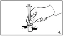 Una mano tiene una siringa e la inserisce verticalmente in un piccolo flaconcino con due frecce nere che indicano il movimento verso il basso