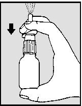Una mano impugna un flacone spray con una freccia nera rivolta verso il basso che indica la pressione del dosatore per l