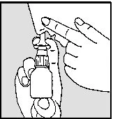 Due mani tengono un flacone spray per l