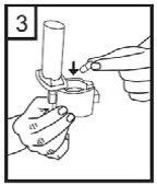 Una mano inserisce un piccolo componente cilindrico in un dispositivo medico mentre l'