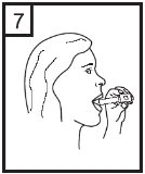 Disegno lineare di una persona di profilo che tiene un inalatore con la mano e lo inserisce davanti alla bocca aperta con il numero 7 in alto