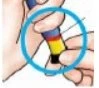 Due mani tengono una penna iniettiva colorata con un cerchio azzurro che evidenzia la parte superiore del dispositivo medico