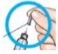 Una mano impugna un flaconcino di vetro mentre un ago viene inserito attraverso un tappo di gomma per prelevare il farmaco liquido