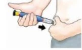 Una mano impugna una penna iniettore blu e gialla mentre l