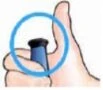 Una mano tiene saldamente un dispositivo medico cilindrico blu e nero evidenziato da un cerchio azzurro per indicarne l
