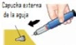 Una mano impugna una penna iniettiva blu per rimuovere il tappo esterno dell