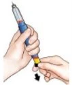 Una mano impugna una penna iniettiva blu e grigia mentre l