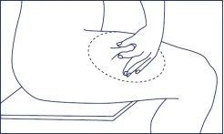 Disegno lineare di una persona seduta che si massaggia con la mano la zona della coscia delimitata da un cerchio tratteggiato