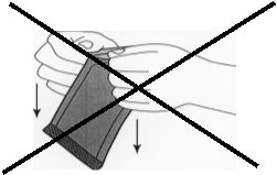 Disegno in bianco e nero con una grande X nera che indica il divieto di tirare verso il basso un contenitore con due mani e frecce direzionali