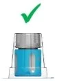 Segno di spunta verde su un flacone di medicinale con liquido blu contenuto in un contenitore trasparente su sfondo bianco