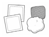 Disegno stilizzato di due cerotti quadrati bianchi con bordi definiti e un batuffolo di cotone bianco soffice su sfondo neutro