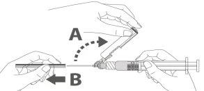 Disegno tecnico che mostra due mani che maneggiano una siringa con una freccia curva A per l'azionamento