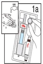 Lavaggio delle mani sotto un rubinetto e mano che estrae una penna iniettore da un blister con liquido azzurro e numero 1a in alto